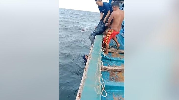 Kapal Nelayan Bawa 14 Awak dari Asahan Karam Kena Ombak, 1 Meninggal-1 Hilang